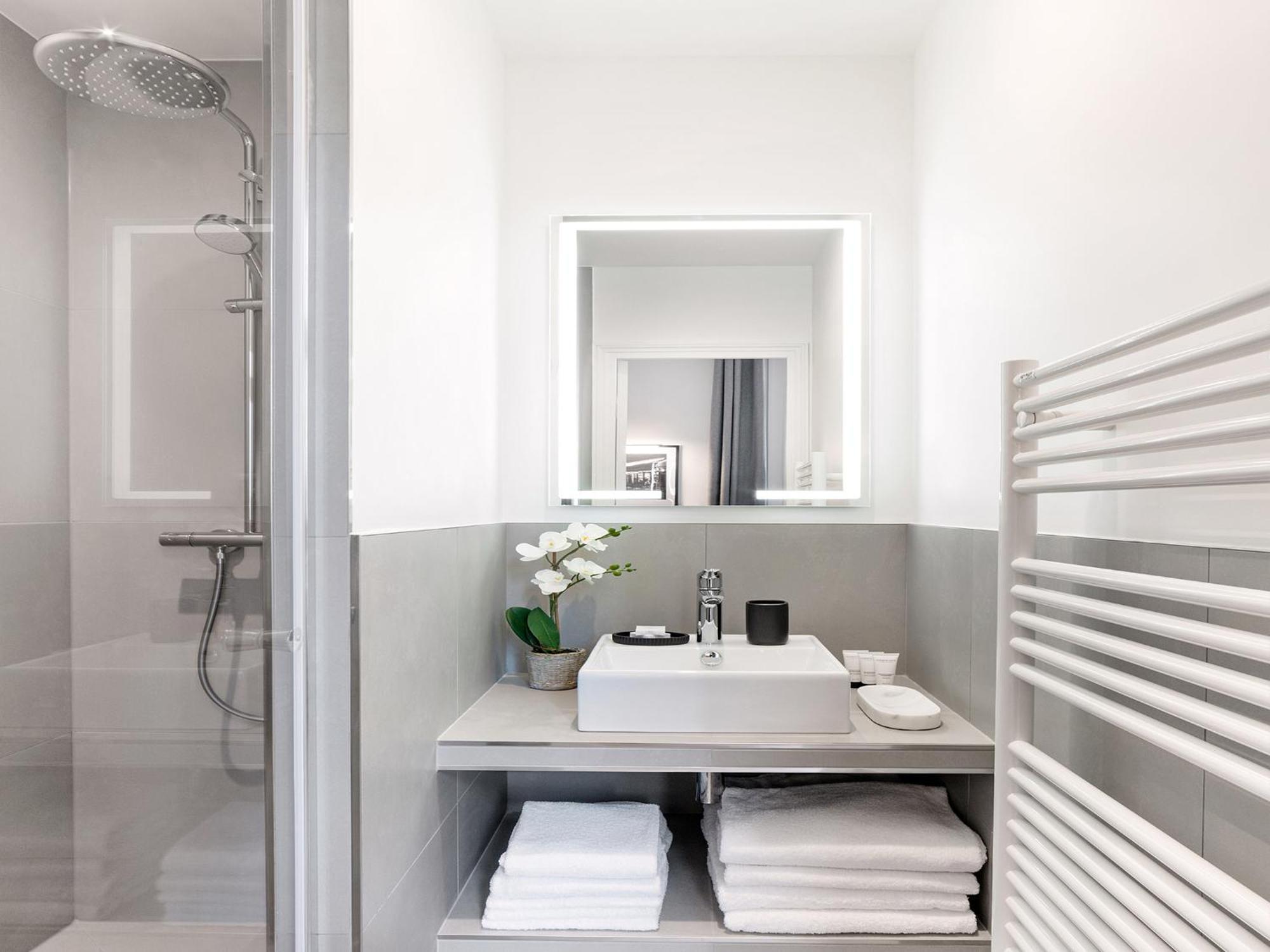 Livinparis Luxury Ac 3 Bedrooms Le Louvre Ii Parijs