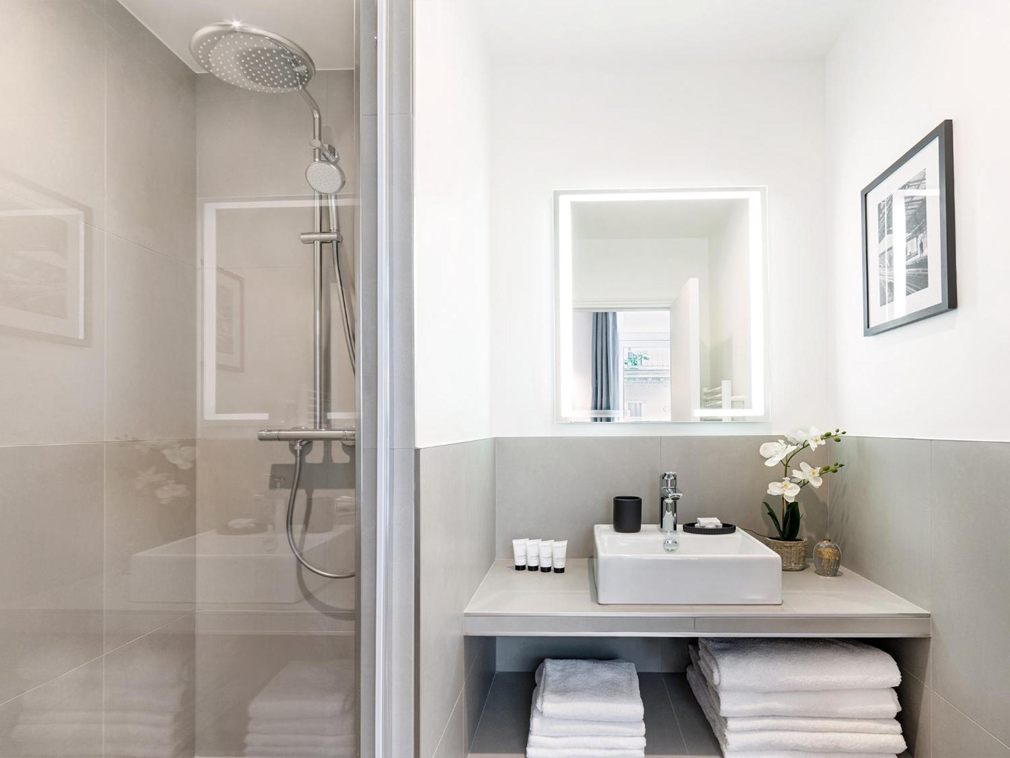 Livinparis Luxury Ac 3 Bedrooms Le Louvre Ii Appartement Parijs